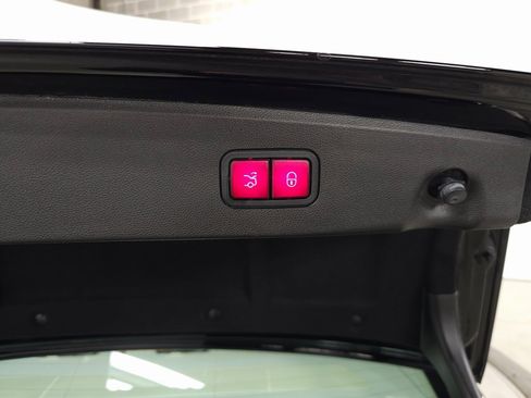 Used 2014 Mercedes-Benz E 350 4MATIC Sedan image 9