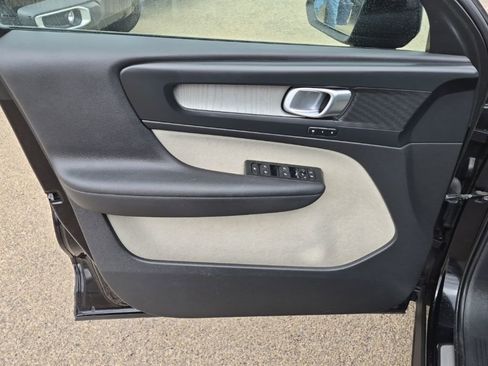 Used 2023 Volvo XC40 B5 Plus image 10