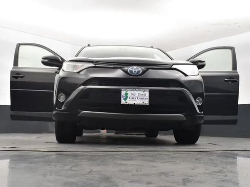 Used 2017 Toyota RAV4 XLE AWD/4WD image 11