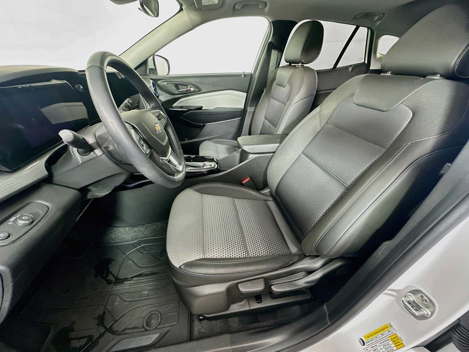 Used 2025 Chevrolet Trax LT w/ Sunroof Package FWD image 20