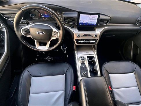 Used 2022 Ford Explorer XLT w/ Equipment Group 202A image 7