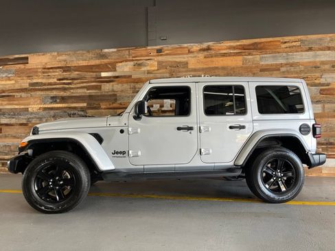 Used 2022 Jeep Wrangler Unlimited Sahara AWD/4WD image 19