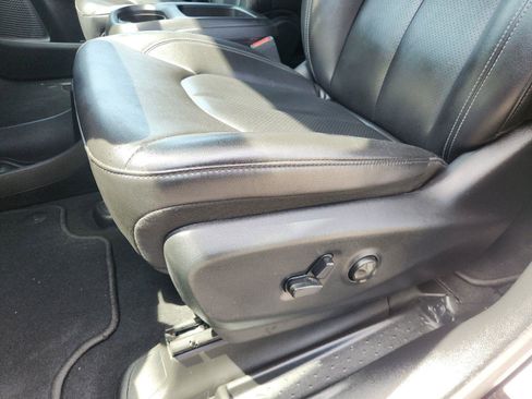 Used 2025 Chrysler Pacifica Select FWD image 16