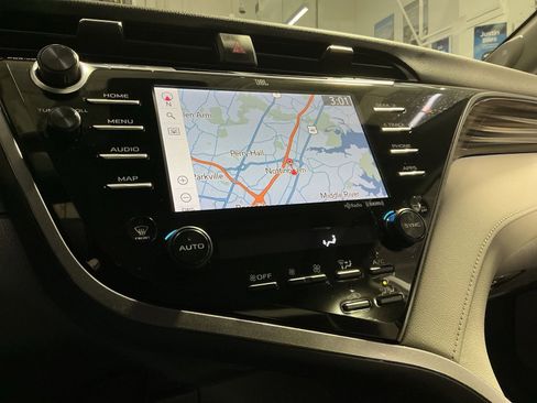 Used 2020 Toyota Camry XLE w/ Sunroof Package image 28