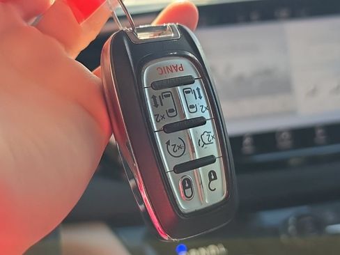 Certified 2023 Chrysler Pacifica Touring-L FWD image 39