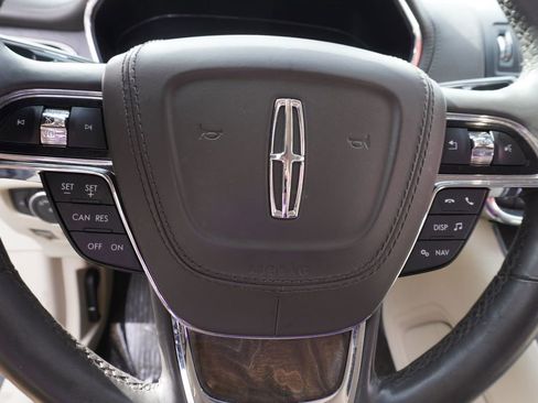 Used 2017 Lincoln Continental Select image 18