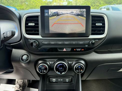 Used 2025 Hyundai Venue SEL FWD image 6