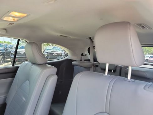 Used 2024 Toyota Highlander XLE FWD image 19