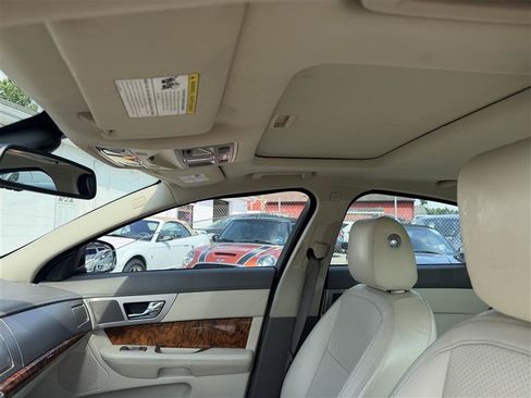 Used 2010 Jaguar XF Premium RWD image 12