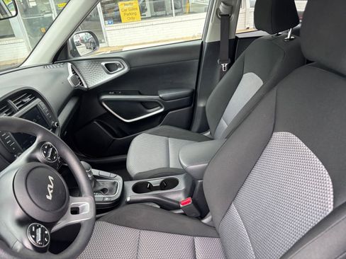 Used 2025 Kia Soul LX w/ LX Technology Package FWD image 24