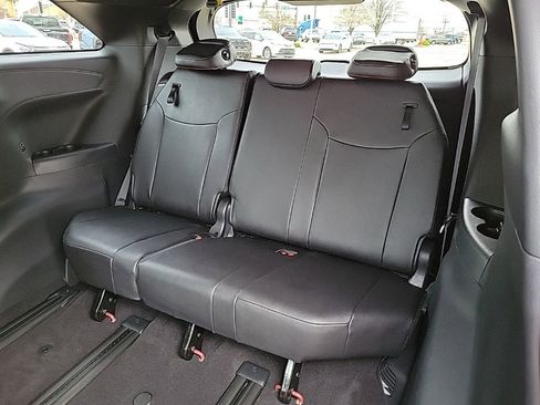 Used 2025 Toyota Sienna XSE FWD image 15