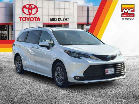 Certified 2025 Toyota Sienna XLE FWD image 7
