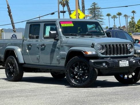 Used 2025 Jeep Gladiator Sport AWD/4WD image 2