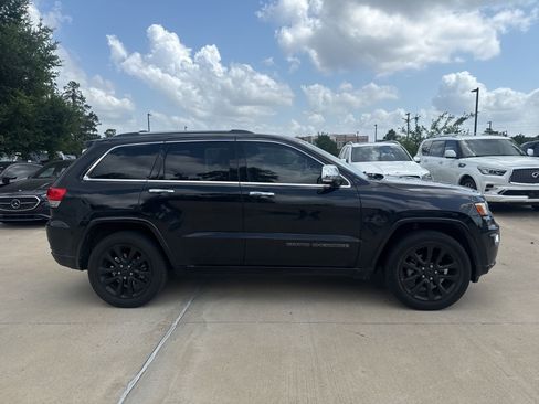 Used 2017 Jeep Grand Cherokee Overland AWD/4WD image 3