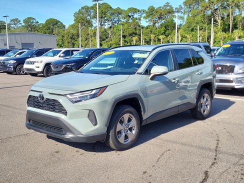 Used 2022 Toyota RAV4 XLE w/ Convenience Package FWD image 3