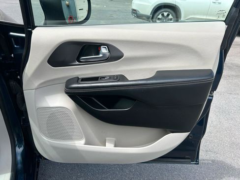 Used 2023 Chrysler Pacifica Touring-L FWD image 19
