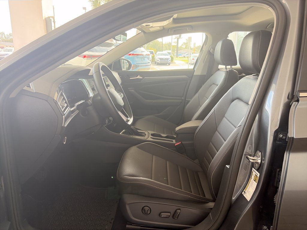 Certified 2024 Volkswagen Jetta SE FWD image 10