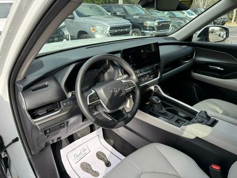 Used 2025 Toyota Grand Highlander XLE FWD image 3