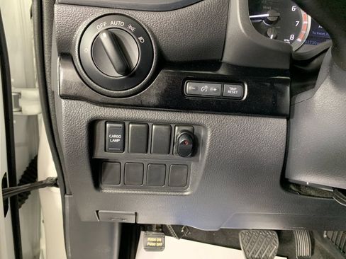 Used 2022 Nissan Titan SV AWD/4WD image 16
