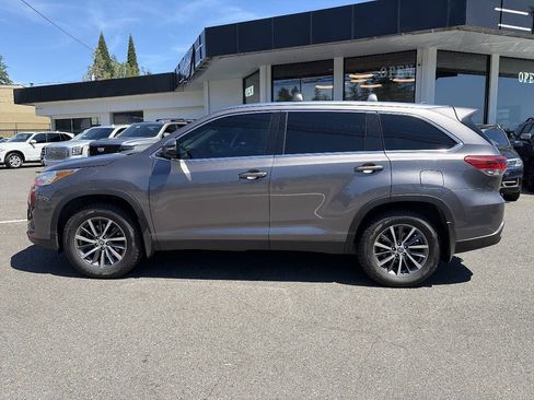 Used 2019 Toyota Highlander XLE AWD/4WD image 2