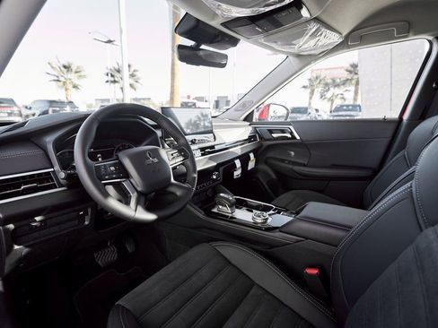 Used 2025 Mitsubishi Outlander SE image 2