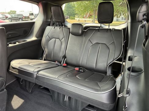 Used 2026 Chrysler Pacifica Limited FWD image 14
