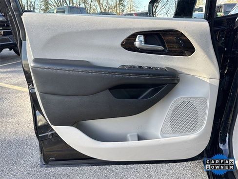 Used 2024 Chrysler Pacifica Limited image 26