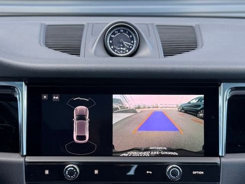 Certified 2025 Porsche Macan AWD/4WD image 30