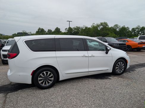 Used 2023 Chrysler Pacifica Limited w/ Uconnect Theater Family Group FWD image 6