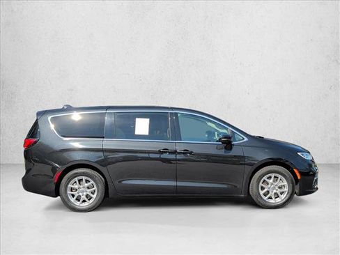 Used 2023 Chrysler Pacifica Touring-L FWD image 4