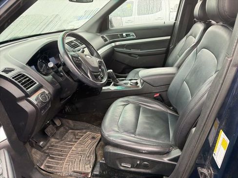 Used 2017 Ford Explorer XLT w/ Equipment Group 202A image 4