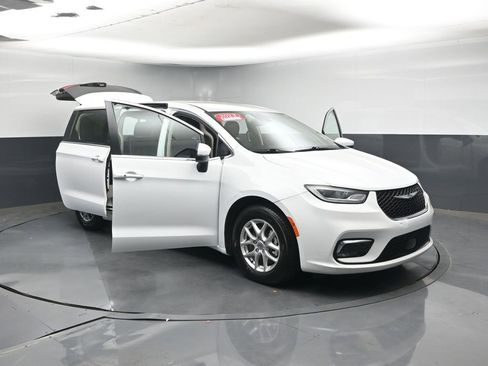Used 2023 Chrysler Pacifica Touring-L image 47