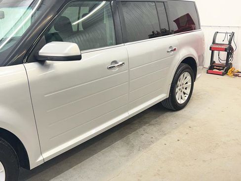 Used 2011 Ford Flex SEL FWD image 2