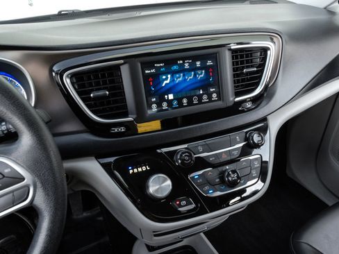 Used 2020 Chrysler Voyager Lxi image 27