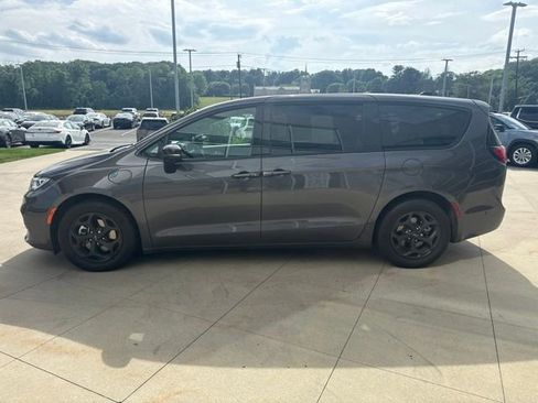 Used 2023 Chrysler Pacifica Limited w/ Uconnect Theater Family Group FWD image 4