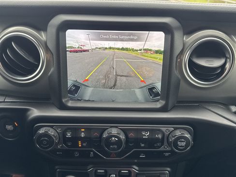 Used 2022 Jeep Gladiator Overland w/ Cold Weather Group AWD/4WD image 17