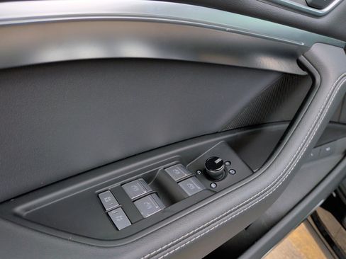 Used 2023 Audi e-tron Premium Plus image 13