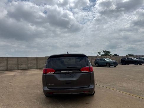 Used 2017 Chrysler Pacifica Touring FWD image 17