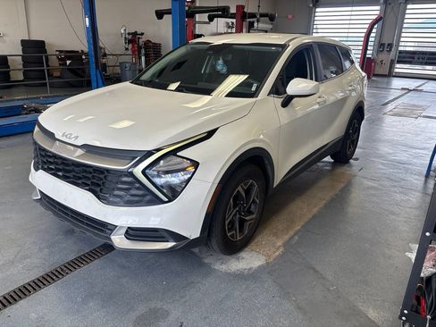 Used 2023 Kia Sportage LX FWD image 2