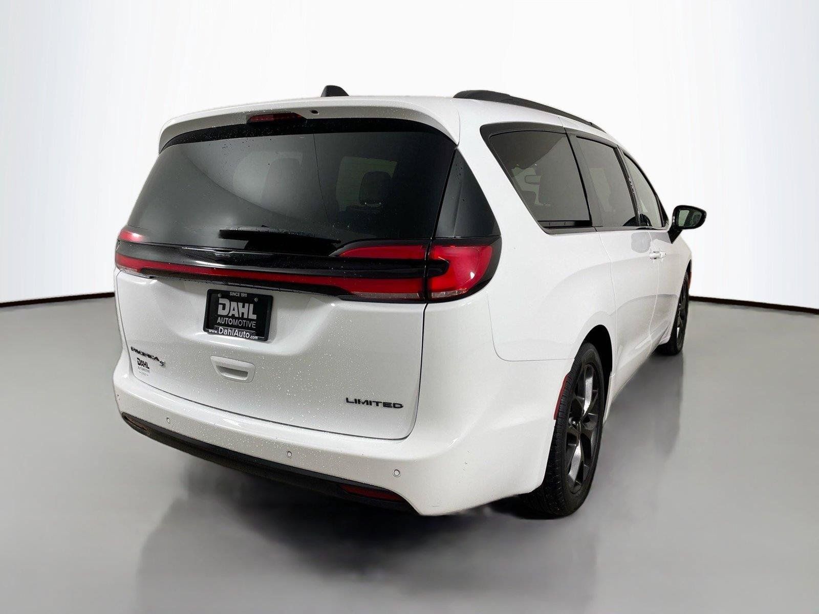 Used 2025 Chrysler Pacifica Limited FWD image 13