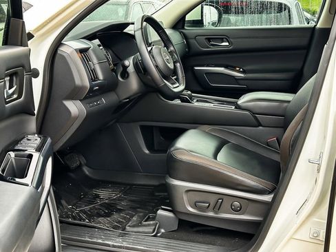 Used 2023 Nissan Pathfinder SL image 12