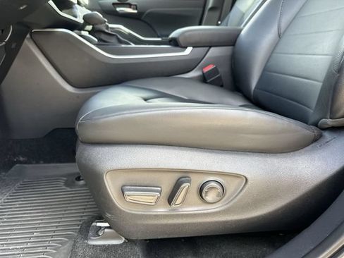 Used 2025 Toyota Highlander XLE AWD/4WD image 16