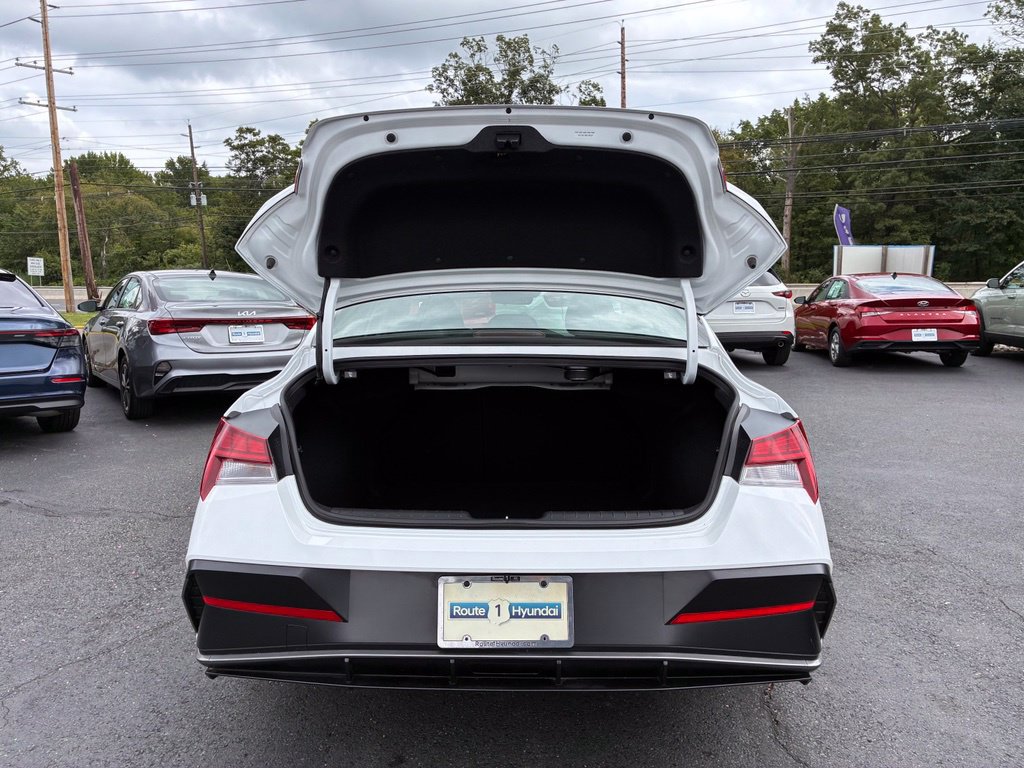 Certified 2025 Hyundai Elantra Limited FWD image 11