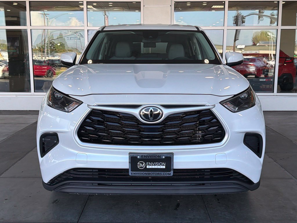 Used 2023 Toyota Highlander L FWD image 4