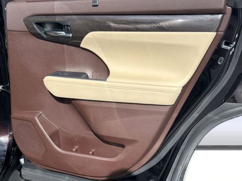 Used 2022 Toyota Highlander Platinum image 32
