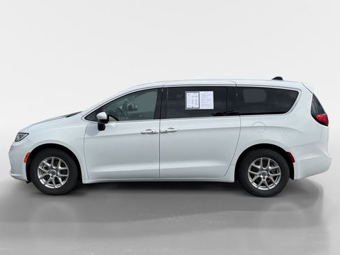 Used 2023 Chrysler Pacifica Touring-L image 7