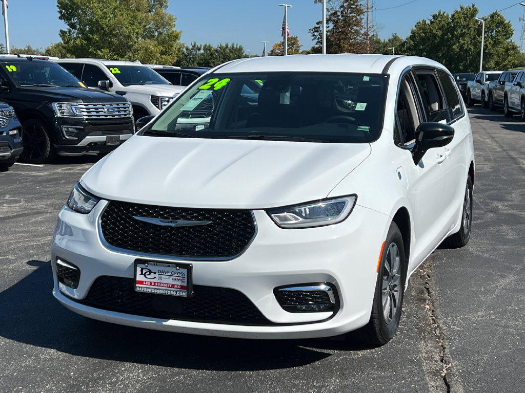 Used 2024 Chrysler Pacifica Limited FWD image 2