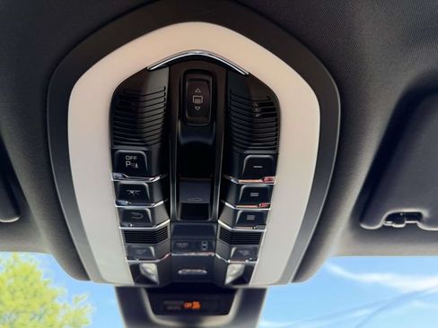 Certified 2024 Porsche Macan AWD/4WD image 31