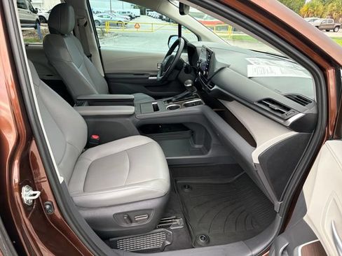 Used 2022 Toyota Sienna XLE FWD image 13