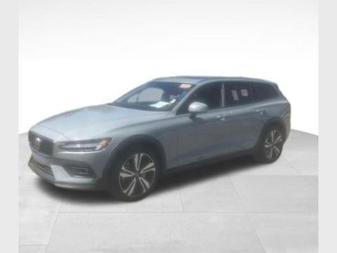 Used 2025 Volvo V60 B5 Cross Country Plus AWD/4WD image 1